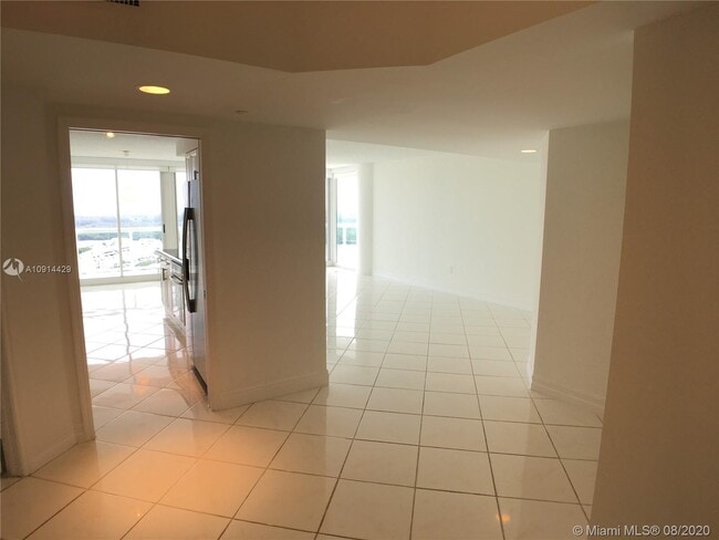 Building Photo - 16400 Collins Ave