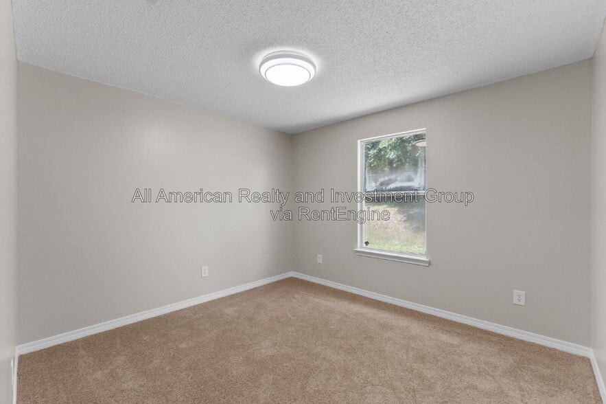 Building Photo - 216 Lustan Dr