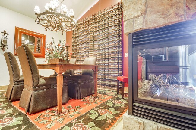 Building Photo - Downtown Frisco! Tons of space, amazing lo...