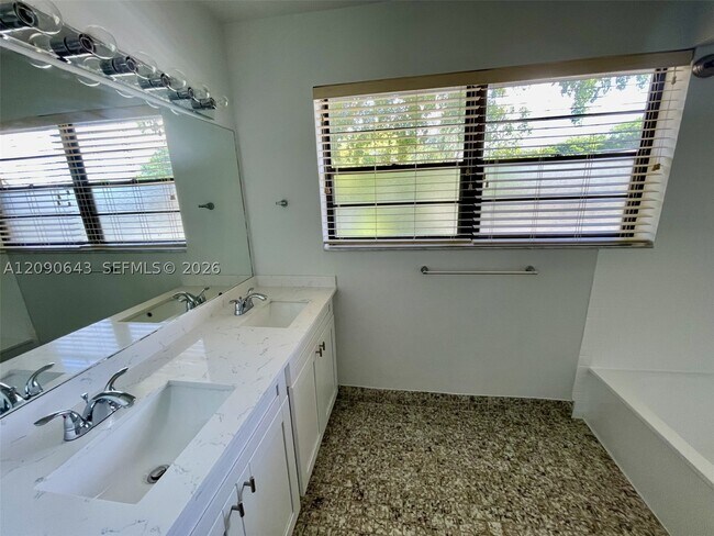 Building Photo - 2160 Bayberry Dr