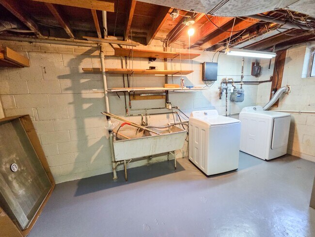 Building Photo - 305 Hillsboro Dr