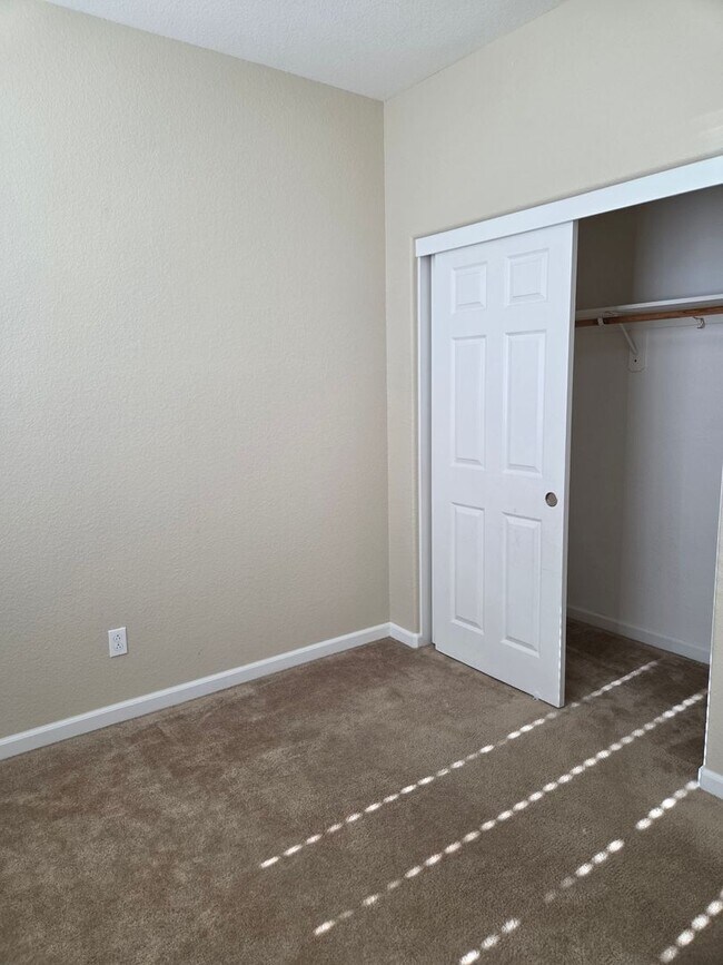 Building Photo - 1443 Greenbrier Dr