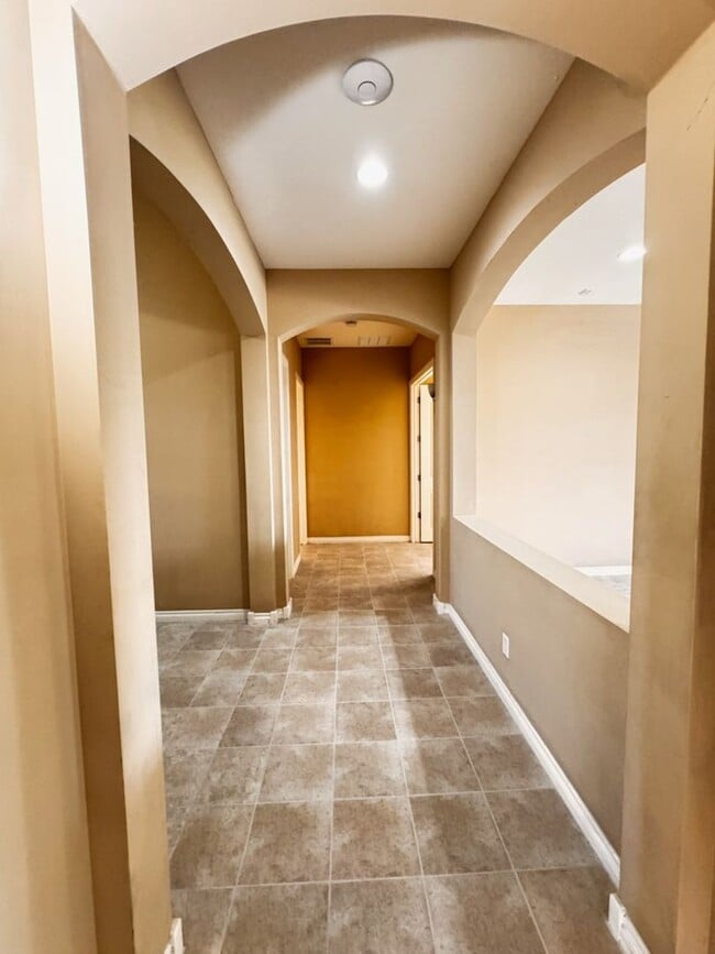Building Photo - 4 Bedroom + den energy efficient Hamilton High