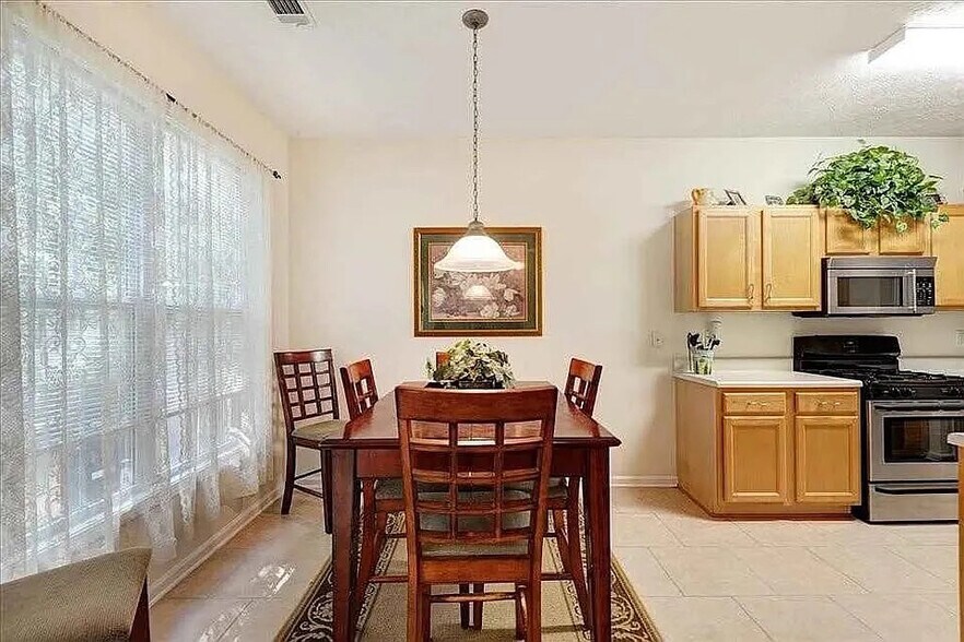 Building Photo - Room in Townhome on Kentmere Dr