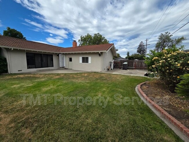 Building Photo - 9 W Robinhood Dr