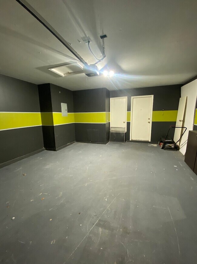 Building Photo - 1214 Champion Dr