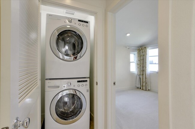 Building Photo - For Rent: Spacious 4BR/3.5BA Newer Home in...
