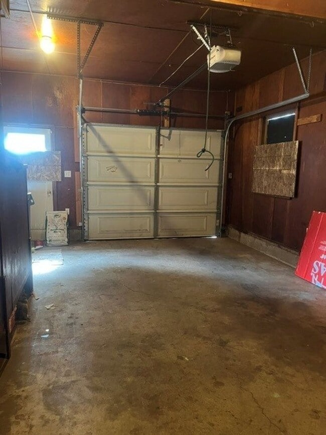 Building Photo - Spacious 3 bedroom home, available now!