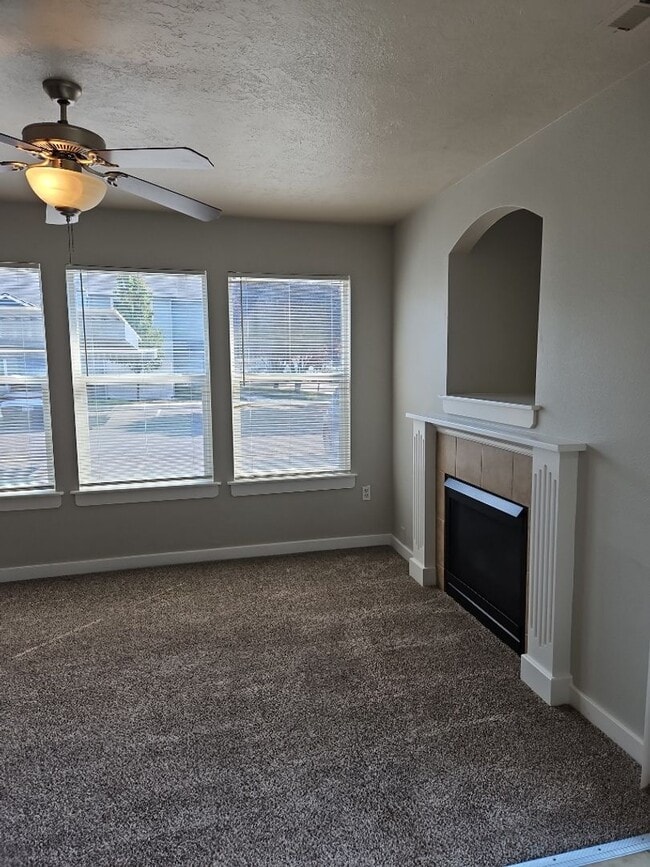 Building Photo - Fabulous Location!  3 bedroom, 2 bathroom ...