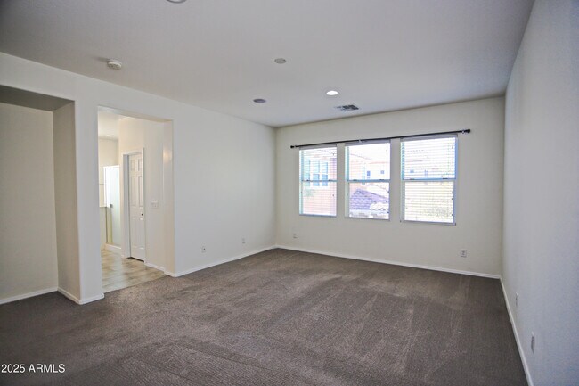 Building Photo - 1090 W Caroline Ln
