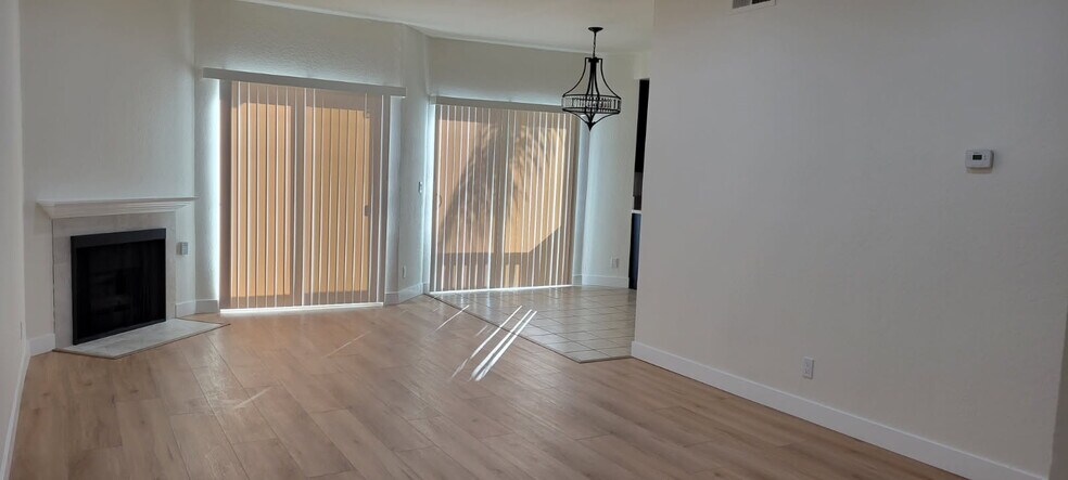 Building Photo - 5135 Zelzah Ave