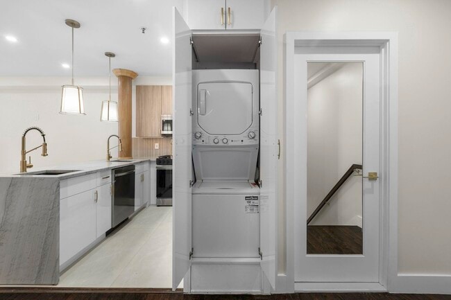 Building Photo - 556 1st St