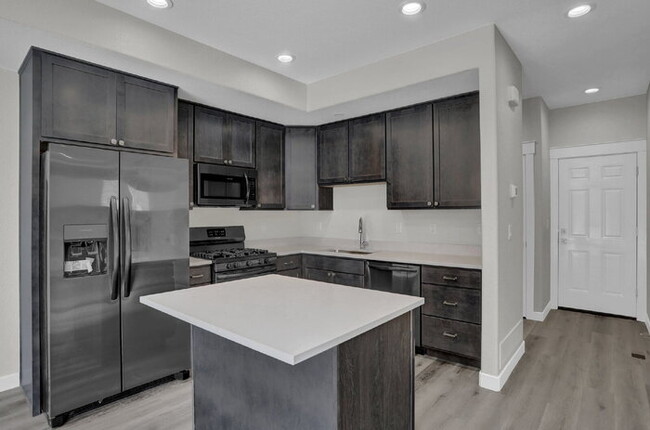 Building Photo - Modern 3-Bedroom Townhome – Conveniently L...