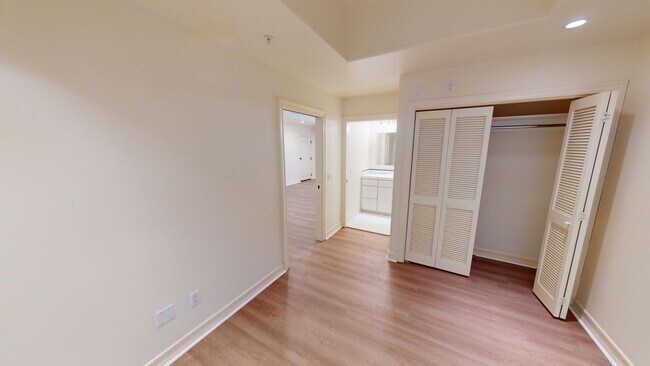Building Photo - Spacious 4-bedroom 4.5 bath Home in a Gated Complex