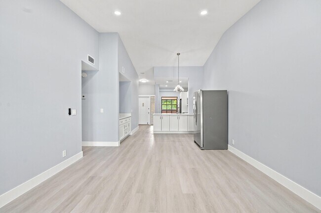 Building Photo - 2249 SW 15th St