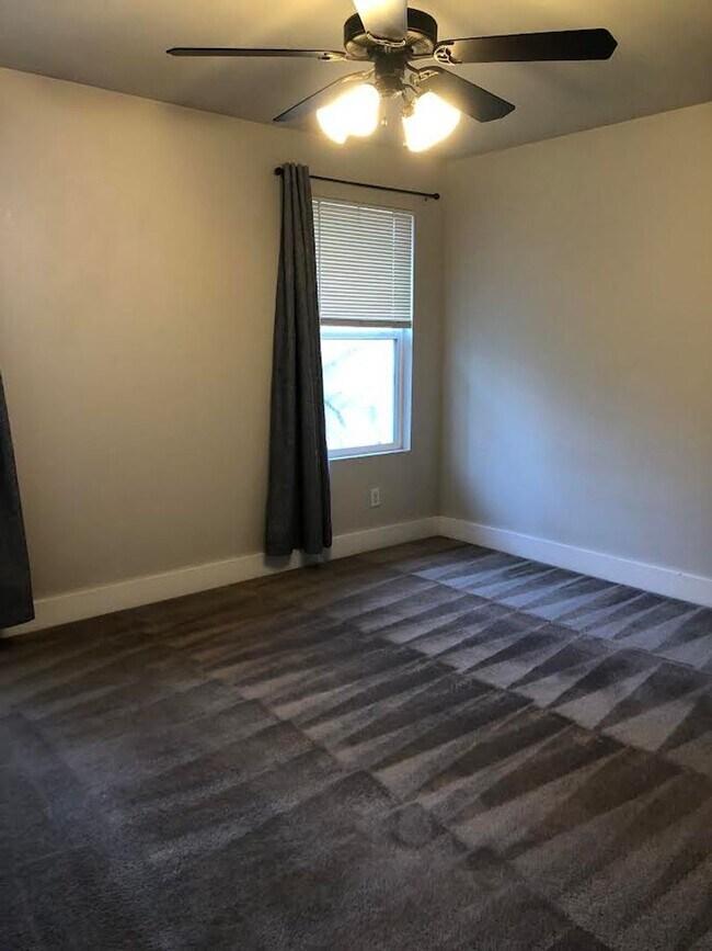 Building Photo - Charming 2br 1.5ba Two Level Condo in Dist...