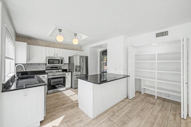 Building Photo - 1006 S Tiago Dr