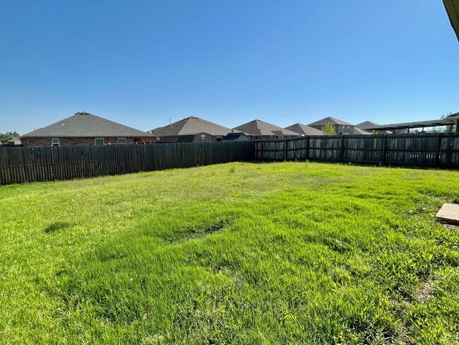 Building Photo - Great 4 Bedroom In Yukon Schools