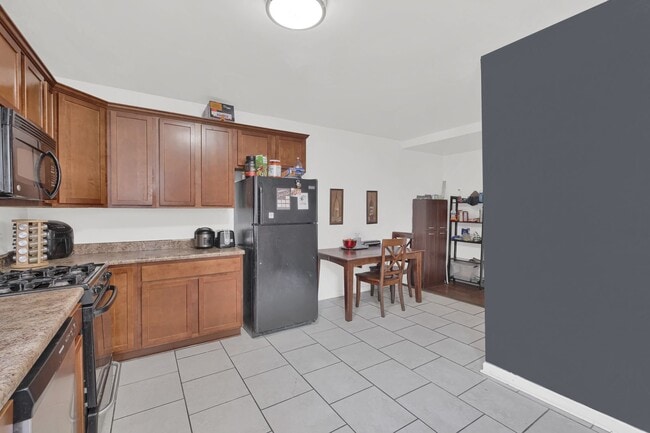 Building Photo - Cozy Home - South Side Flats