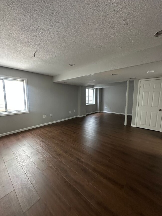 Building Photo - 5 bedroom single family house in Englewood