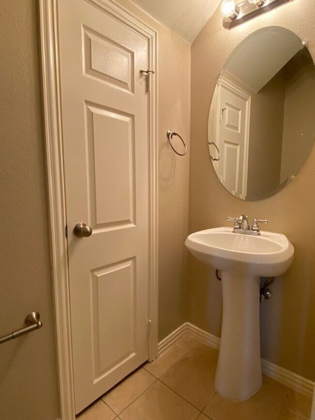 Building Photo - Lovely 2 bedroom townhome in very desirabl...