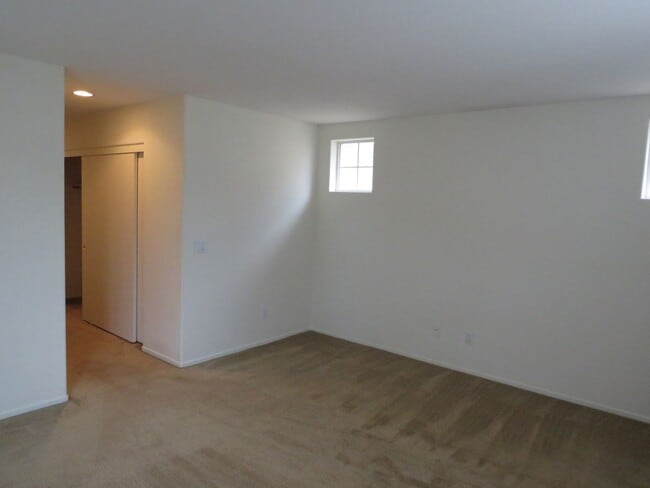 Building Photo - Autumn Glenn Large Two Story Home Near Sho...