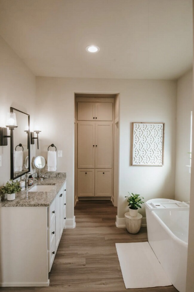 Building Photo - Elegant Home in Northwest Lubbock - Frensh...