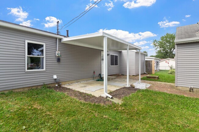 Building Photo - 261 Sunset Dr S