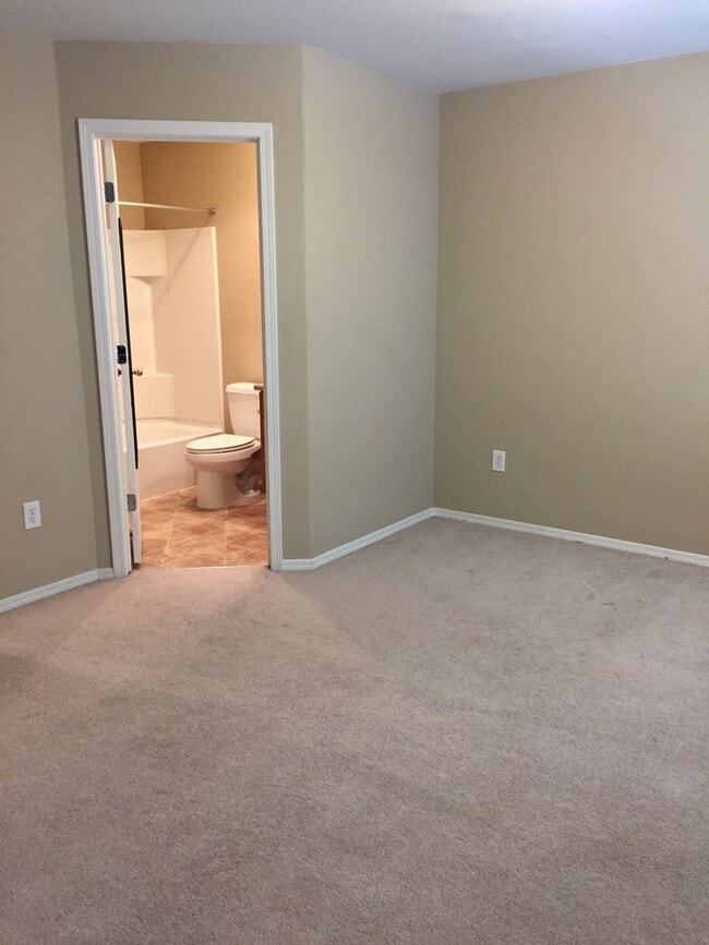 Building Photo - Large 2 Bedroom Sterling Ridge Town Home with 2 car garage