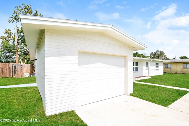 Building Photo - 980 Butia St