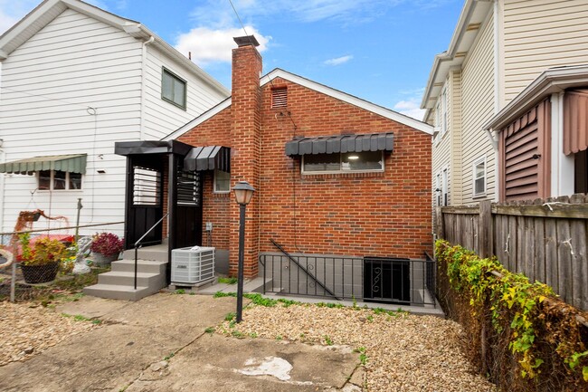 Building Photo - NEWLY UPDATED 2 BEDROOMS IN MCKEES ROCKS! ...