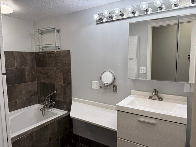 Building Photo - Modern Comfort Meets Natural Beauty