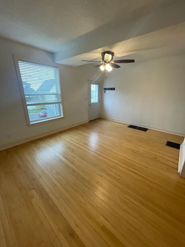 Building Photo - AVAILABLE NOW - 3 Bedroom/1.5 Bath Home wi...
