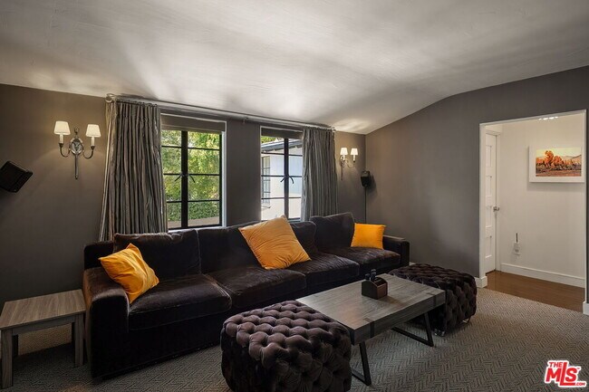 Building Photo - 1323 Club View Dr