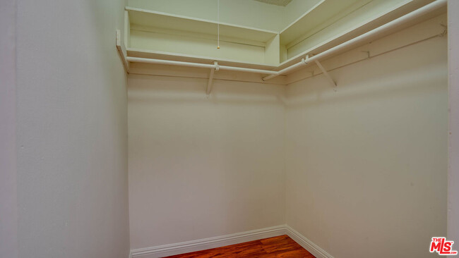 Building Photo - 425 S Kenmore Ave