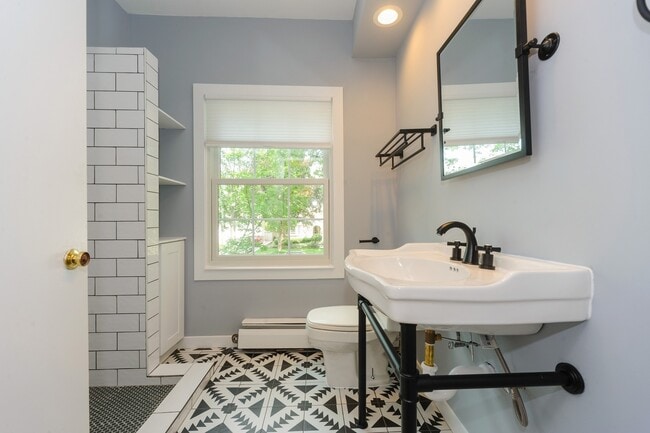 Building Photo - 706 Juniper Rd