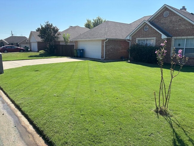 Building Photo - 411 Meadow Ln