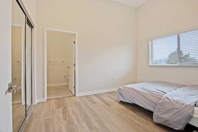 Building Photo - 8532 Cashio St