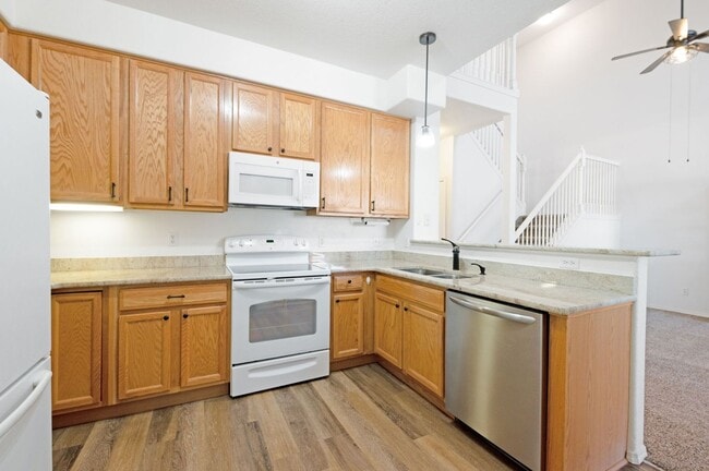 Building Photo - Relaxing townhome in Monument Villas