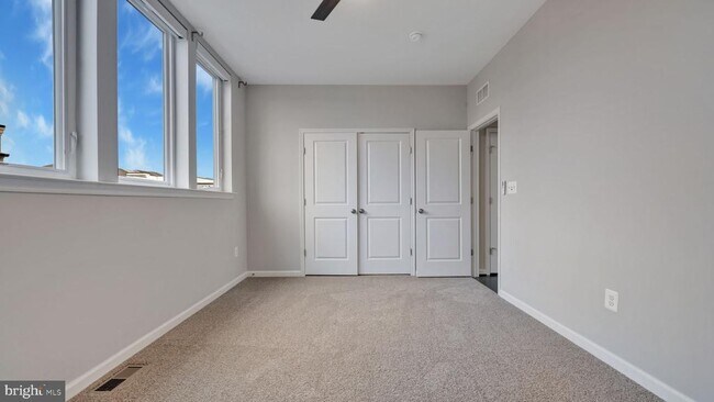 Building Photo - 513 Riversail Ln