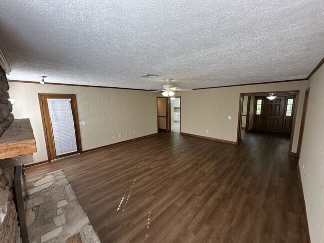 Building Photo - 341 Hickory Dr