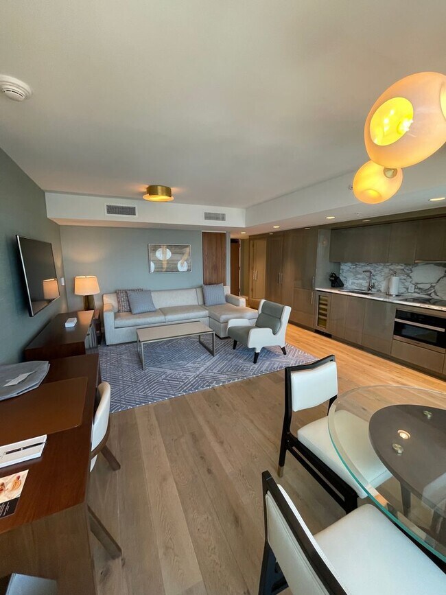 Building Photo - Rarely Available 1 Bed 2 Bath Long-Term in...