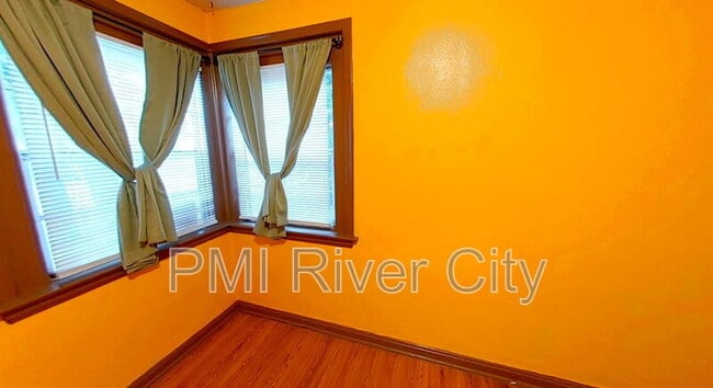 Building Photo - 237 E 21st St