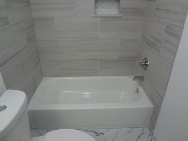 Building Photo - 539 Back St