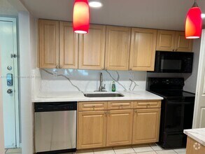 Building Photo - 120 Lakeview Dr