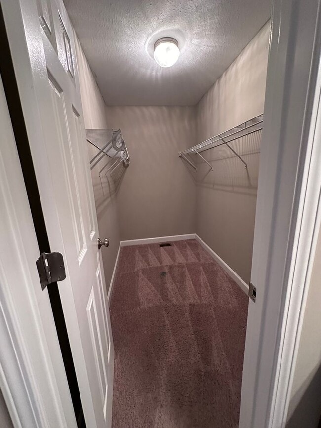 Building Photo - Eagle Landing - End Unit