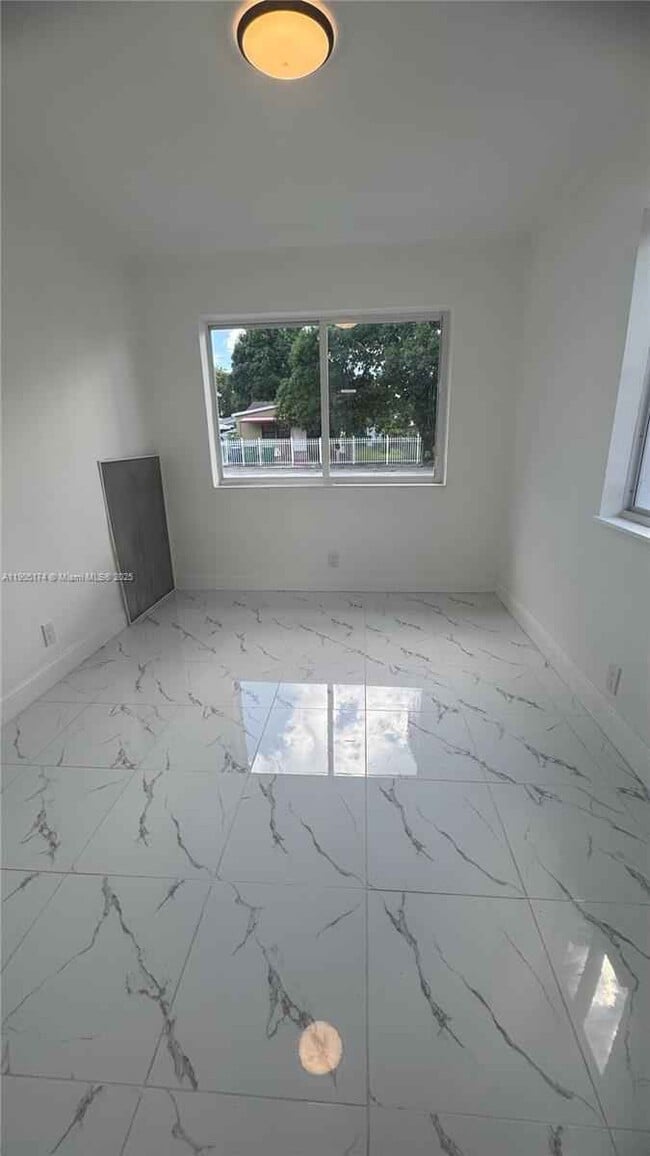 Building Photo - 901 NW 116th St