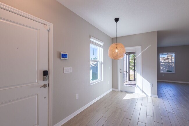 Building Photo - Gorgeous 3-Bed/2.5-Bath Townhome in Treves...