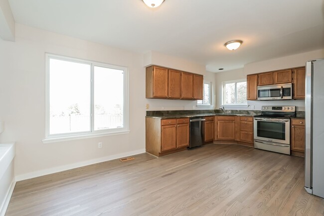 Building Photo - Renovated 4 Bed/ 3.5 Bath in Littleton