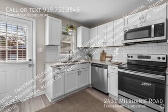 Building Photo - Fully Renovated 2 BR Flat w/ Front & Back ...